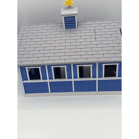 Breyer Farms Home at the Barn Playset Stable Fences Horse Lamb Dog Hen 59241 - Picture 6 of 7